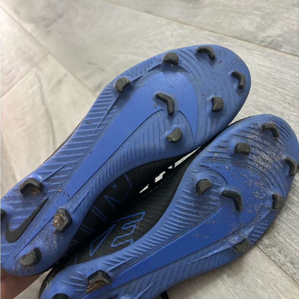 Nike Black and Blue Football Cleats with Sleek Design - Picture 4 of 5